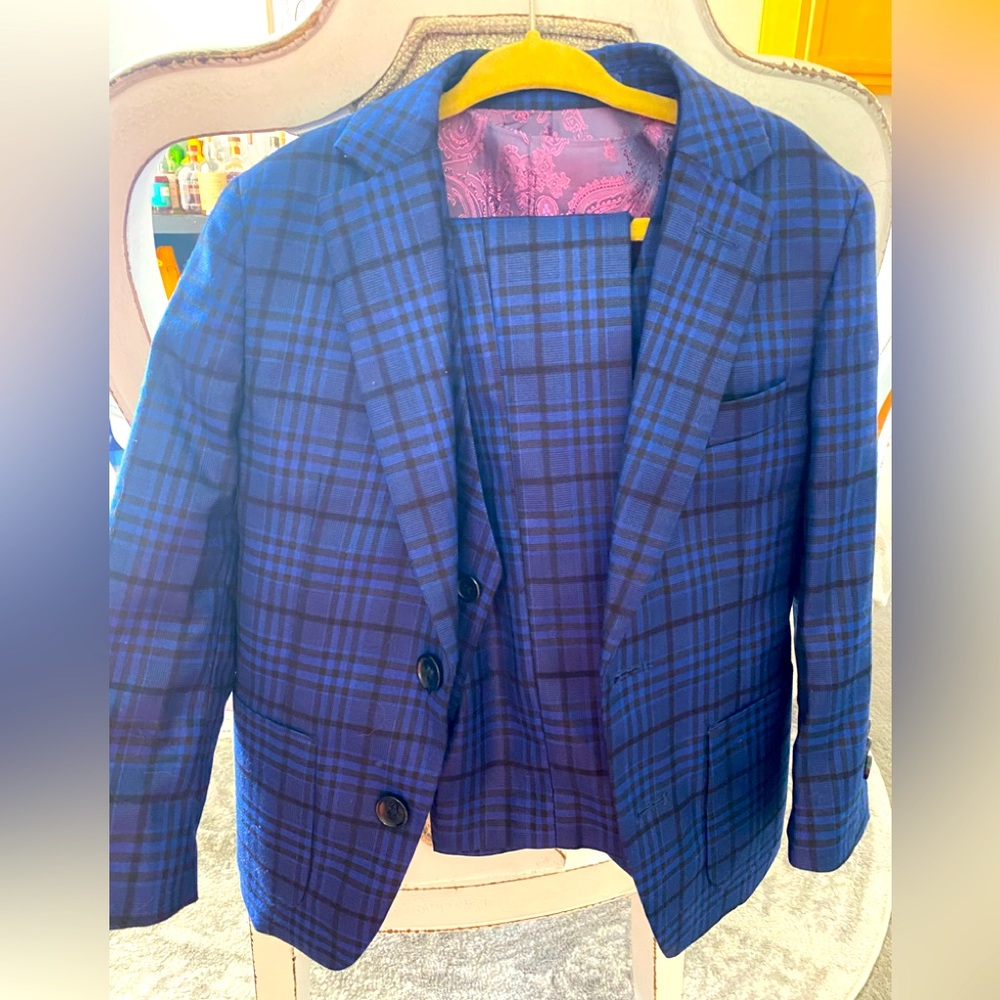 Beautiful 3 piece Isaac Mizrahi plaid suit. Used twice. Will fit 4T-5T.